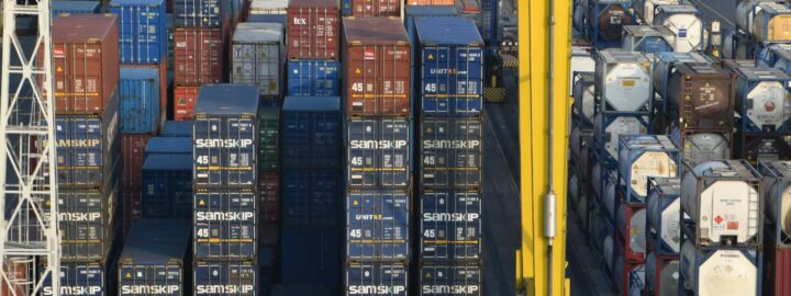 Naviguer dans les tarifs douaniers et l’incertitude économique : trois façons dont un ERP moderne peut promouvoir l’agilité des affaires en période d’imprévisibilité